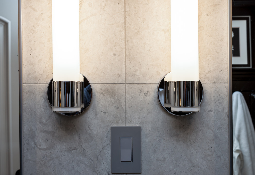 Inspiration för moderna en-suite badrum, med en dubbeldusch, grå kakel, stenkakel, grå väggar, mosaikgolv, ett nedsänkt handfat och marmorbänkskiva