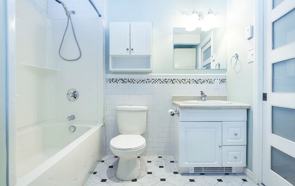 Exemple d'une petite salle de bain rétro avec des portes de placard blanches, une baignoire en alcôve, un combiné douche/baignoire, WC séparés, des carreaux de céramique, un mur vert, un sol en carrelage de céramique, un plan vasque et un plan de toilette en stratifié.