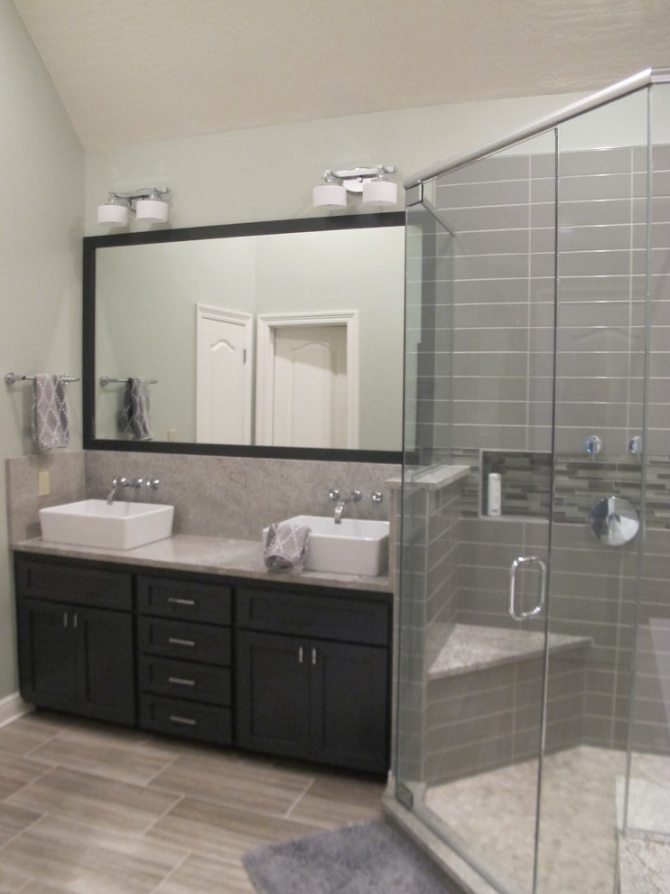 Пример оригинального дизайна: главная ванная комната среднего размера в современном стиле с фасадами в стиле шейкер, черными фасадами, угловым душем, раздельным унитазом, разноцветной плиткой, плиткой из листового камня, зелеными стенами, полом из керамогранита, настольной раковиной, мраморной столешницей, коричневым полом и душем с распашными дверями