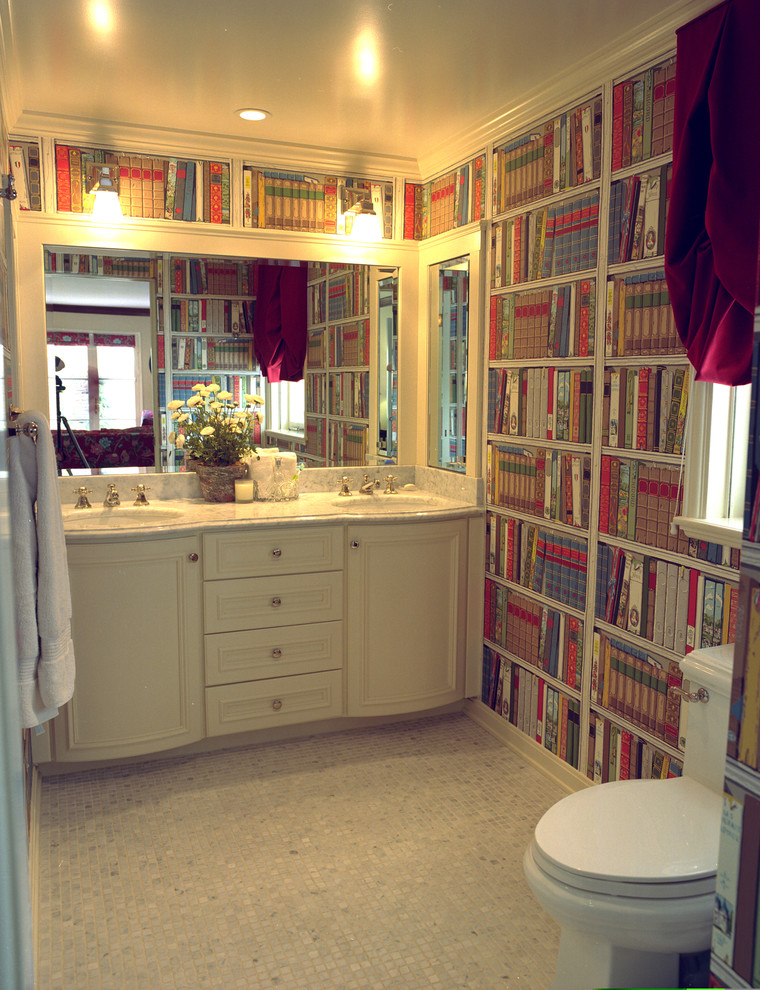 Imagen de cuarto de baño tradicional con baldosas y/o azulejos en mosaico y paredes multicolor