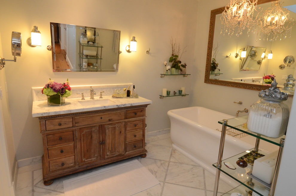 На фото: ванная комната в классическом стиле с отдельно стоящей ванной