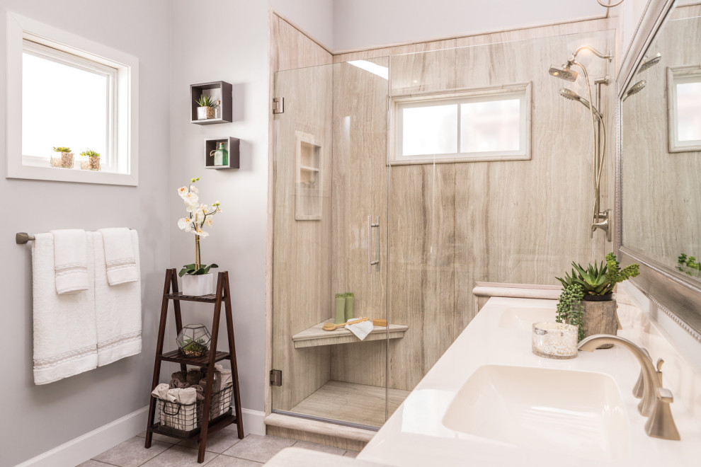 Idéer för mellanstora vintage en-suite badrum, med en dusch i en alkov, stenhäll, lila väggar, klinkergolv i keramik, ett integrerad handfat, grått golv och dusch med gångjärnsdörr