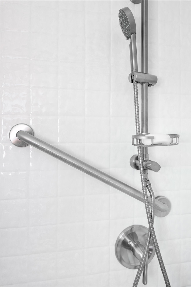 Imagen de cuarto de baño costero de tamaño medio con ducha empotrada, baldosas y/o azulejos blancos y aseo y ducha
