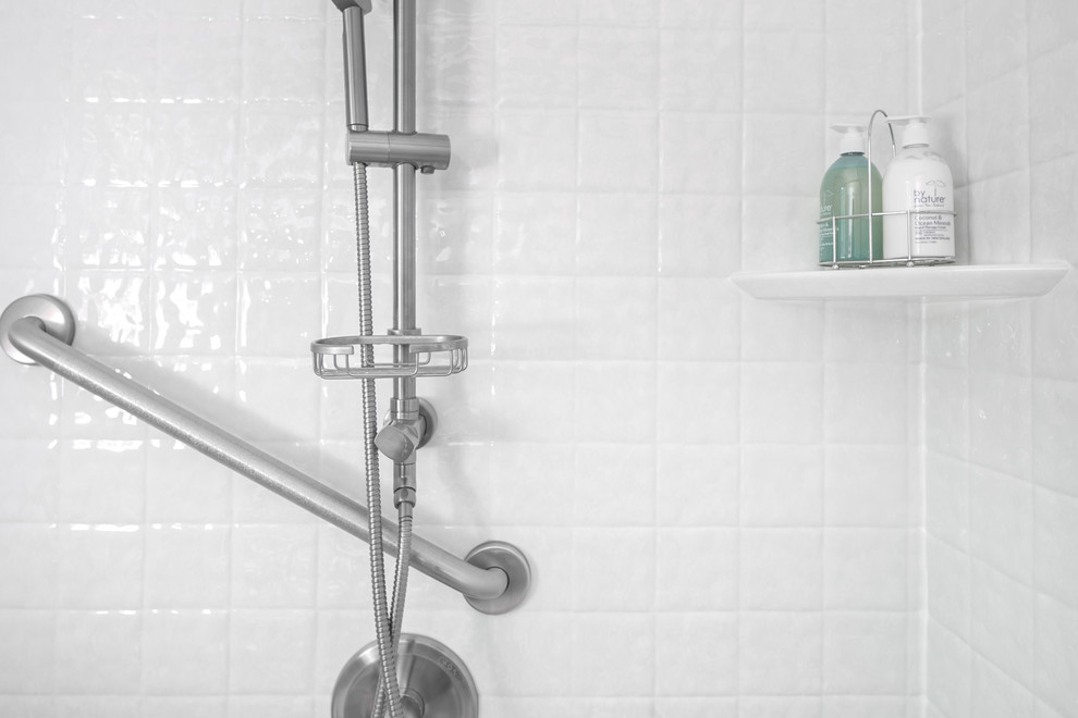 Ispirazione per una stanza da bagno con doccia costiera di medie dimensioni con doccia alcova e piastrelle bianche