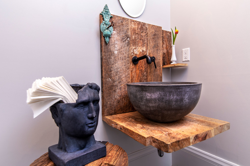 Kleines Industrial Badezimmer mit offenen Schränken, hellbraunen Holzschränken, grauer Wandfarbe, Aufsatzwaschbecken, Waschtisch aus Holz und brauner Waschtischplatte in Charlotte