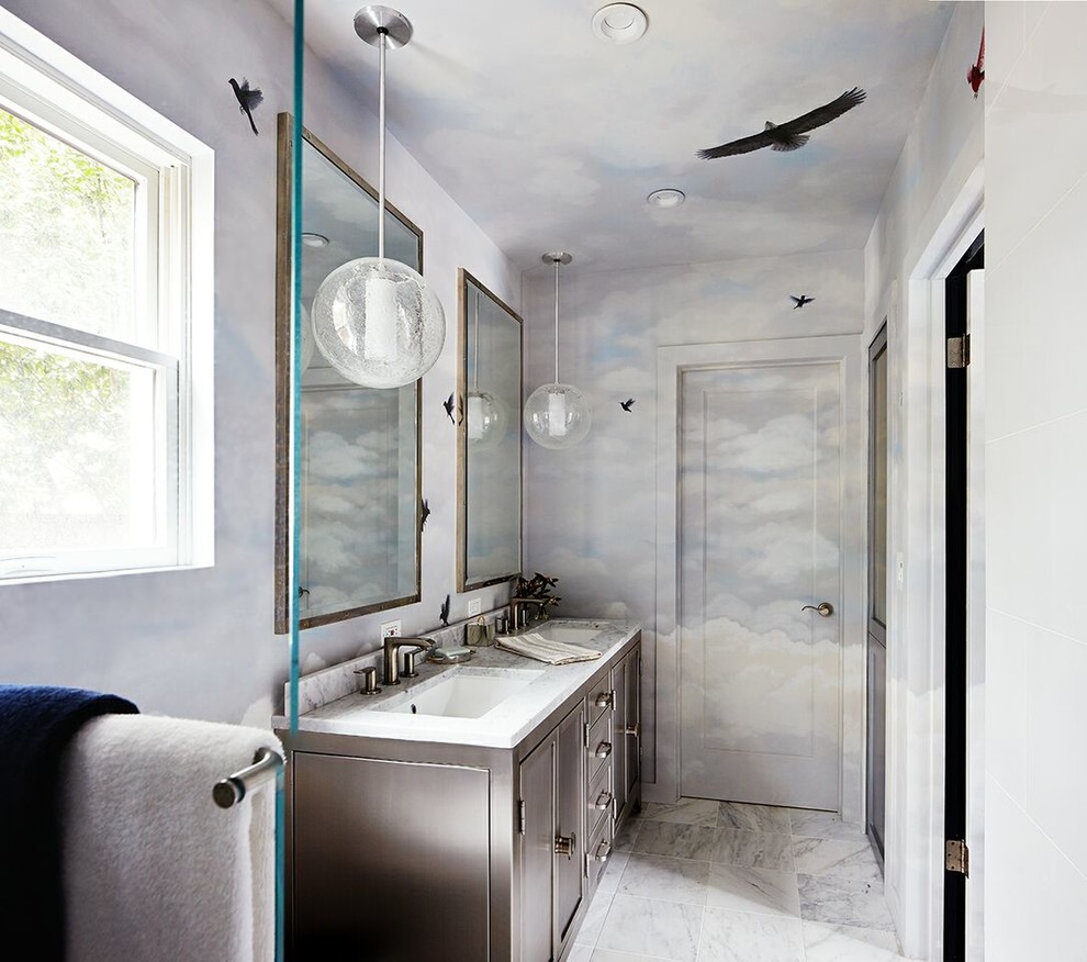 Foto de cuarto de baño clásico renovado con armarios estilo shaker, puertas de armario grises, paredes multicolor, aseo y ducha y lavabo bajoencimera