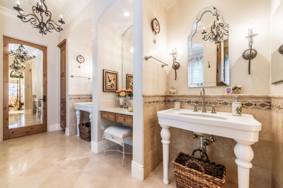 Immagine di una stanza da bagno tradizionale con lavabo sospeso e piastrelle beige