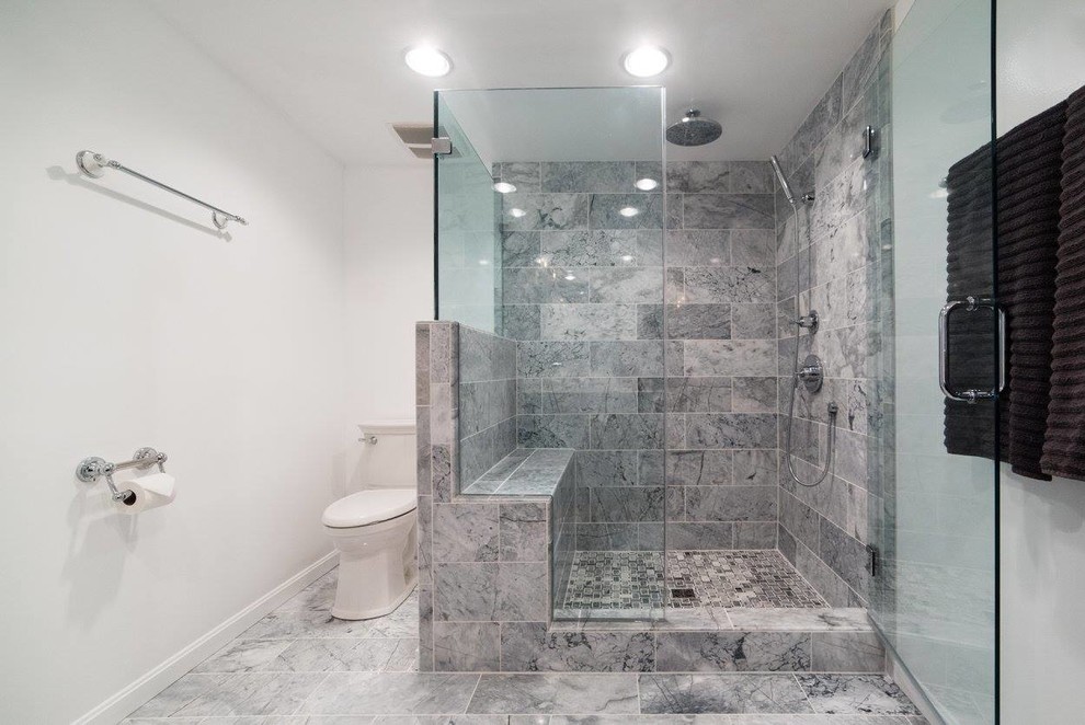 Cette photo montre une salle de bain chic de taille moyenne avec une douche d'angle, WC séparés, un carrelage gris, des carreaux de céramique, un mur blanc, un sol en carrelage de céramique, un sol gris et une cabine de douche à porte battante.