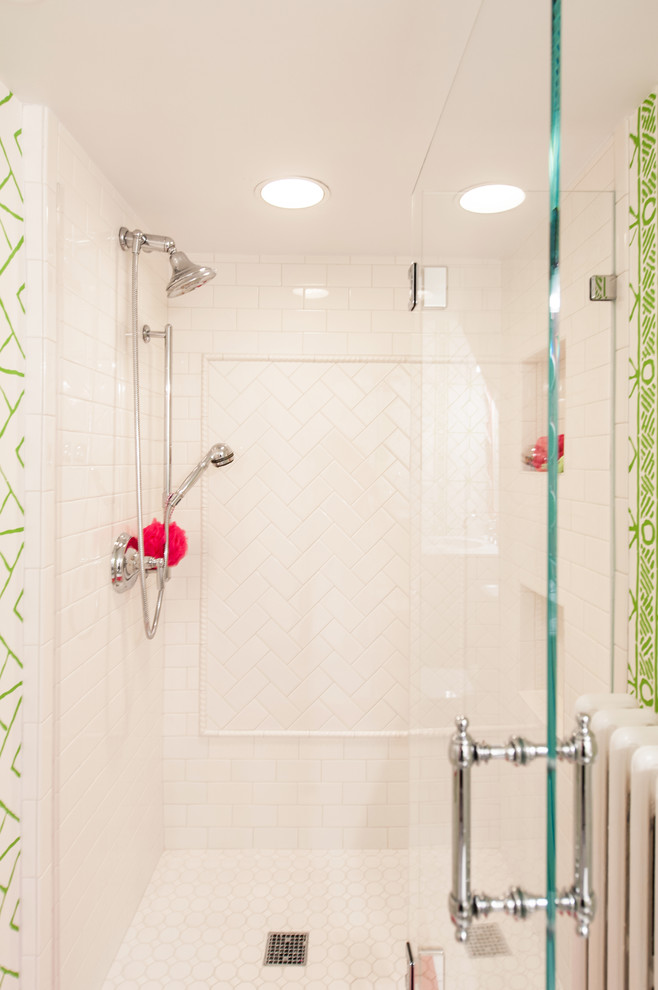Imagen de cuarto de baño tradicional de tamaño medio con ducha empotrada, baldosas y/o azulejos blancos, baldosas y/o azulejos de cemento, paredes blancas y ducha con puerta con bisagras