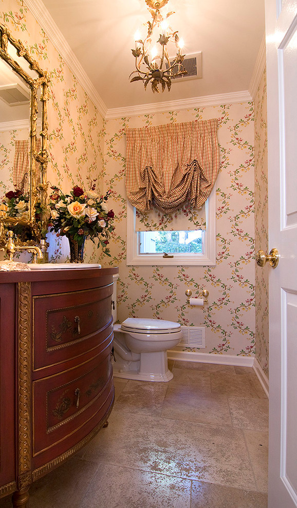 Idée de décoration pour une salle de bain tradition en bois foncé avec un lavabo posé, WC séparés et un placard avec porte à panneau encastré.