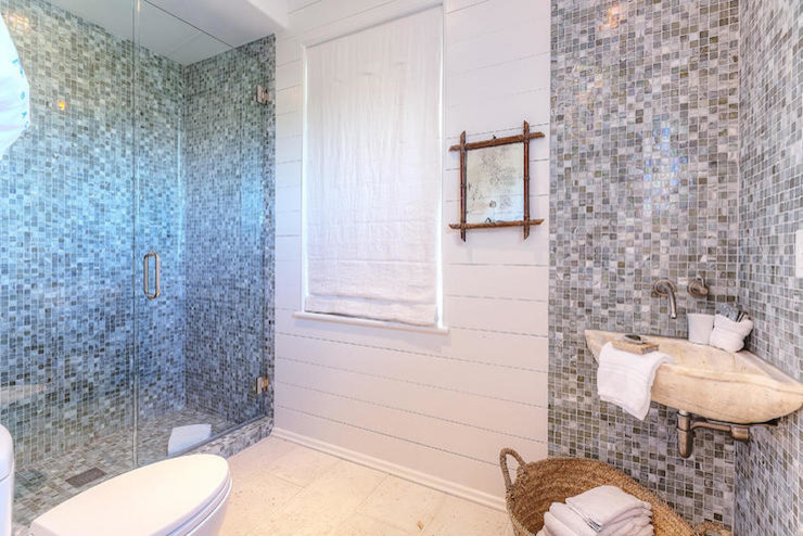 Exempel på ett stort klassiskt flerfärgad flerfärgat en-suite badrum, med öppna hyllor, grå skåp, flerfärgad kakel, kakelplattor, marmorgolv, marmorbänkskiva, beiget golv och dusch med gångjärnsdörr