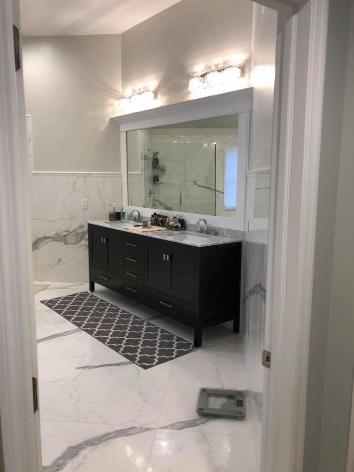 Aménagement d'une grande salle de bain principale contemporaine en bois foncé avec un placard à porte shaker, un carrelage gris, un carrelage blanc, du carrelage en marbre, un mur gris, un sol en marbre, un plan de toilette en marbre, un sol gris et un plan de toilette gris.