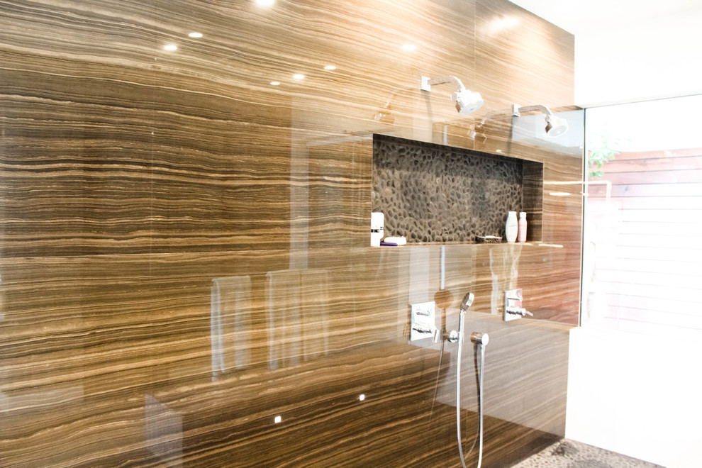 Свежая идея для дизайна: большая главная ванная комната в стиле модернизм с отдельно стоящей ванной, двойным душем, коричневой плиткой, бежевыми стенами, полом из керамогранита, бежевым полом и открытым душем - отличное фото интерьера