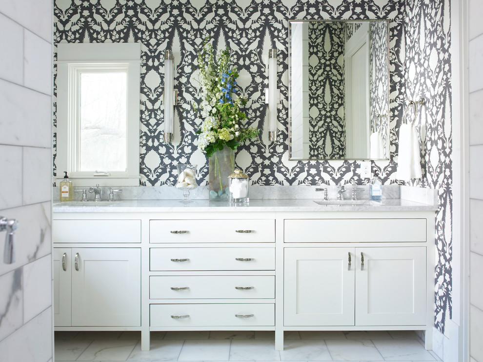 Inspiration för ett stort funkis en-suite badrum, med ett undermonterad handfat, vita skåp, vit kakel, flerfärgade väggar, stenkakel, marmorbänkskiva, marmorgolv och luckor med infälld panel