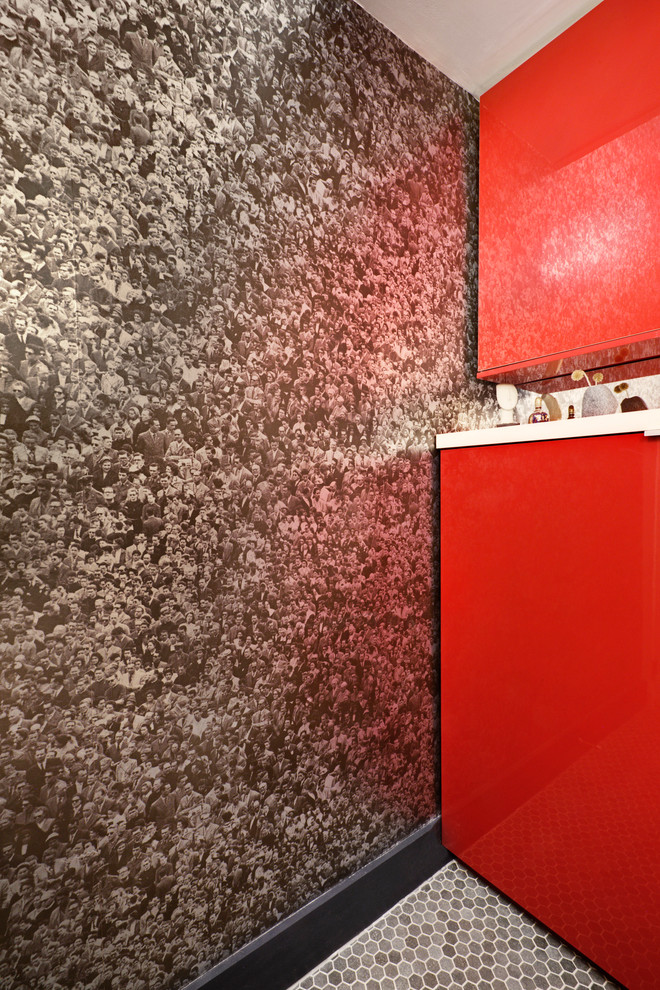 Modelo de cuarto de baño vintage pequeño con puertas de armario rojas, paredes negras, suelo de baldosas de cerámica, aseo y ducha y armarios con paneles lisos