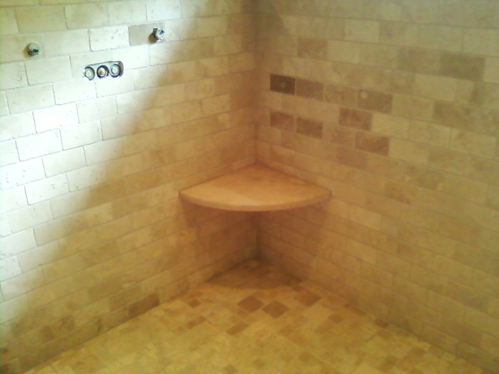 Idées déco pour une salle d'eau classique de taille moyenne avec une douche ouverte, un carrelage beige, un carrelage de pierre, un mur beige, un sol en travertin, un sol beige et aucune cabine.