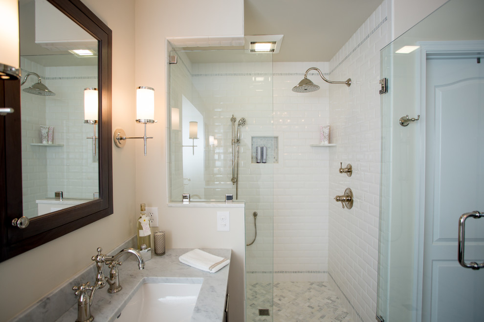 Exempel på ett stort klassiskt en-suite badrum, med luckor med infälld panel, skåp i mörkt trä, ett fristående badkar, en hörndusch, vit kakel, stenkakel, beige väggar, klinkergolv i keramik, ett nedsänkt handfat och granitbänkskiva