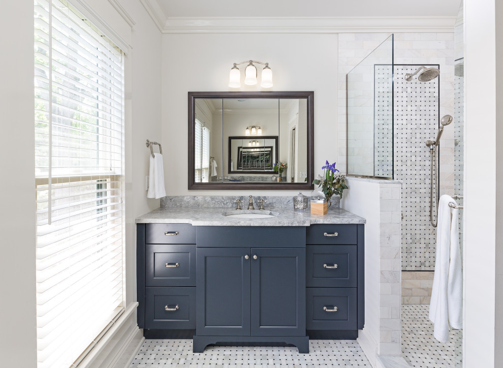 Exempel på ett klassiskt grå grått badrum, med skåp i shakerstil, blå skåp, en dusch i en alkov, vit kakel, grå väggar, mosaikgolv, ett undermonterad handfat, vitt golv och dusch med gångjärnsdörr