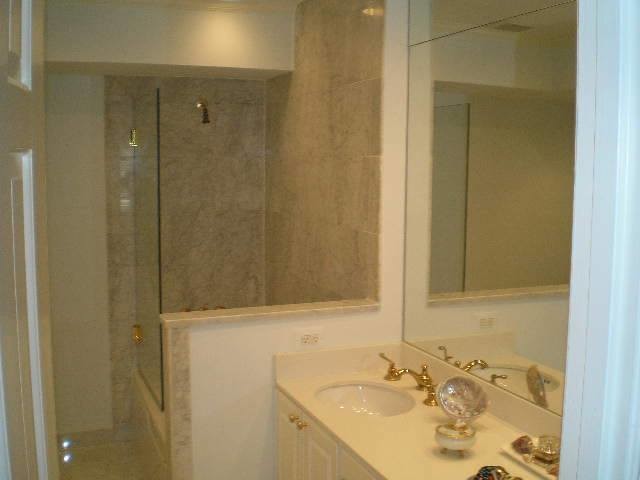 Foto de cuarto de baño principal clásico con puertas de armario de madera en tonos medios, encimera de mármol, bañera encastrada, ducha esquinera y paredes grises