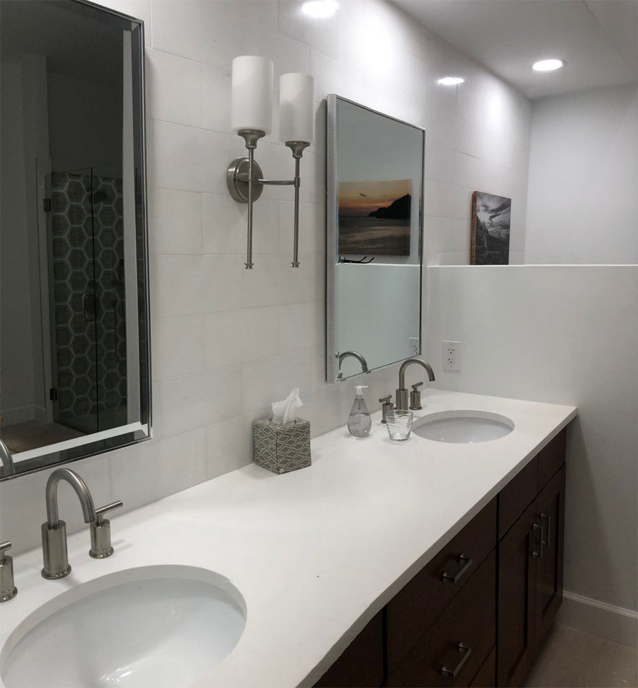 Aménagement d'une salle d'eau classique de taille moyenne avec un carrelage blanc, un mur blanc, un lavabo encastré, un plan de toilette en quartz modifié et un plan de toilette blanc.