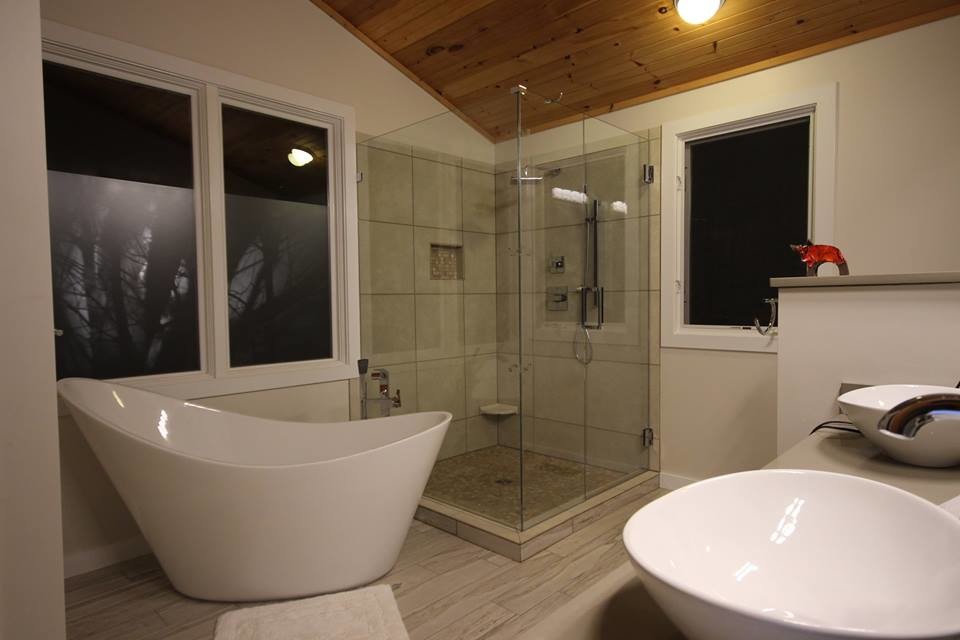 Идея дизайна: большая главная ванная комната в стиле неоклассика (современная классика) с отдельно стоящей ванной, угловым душем, бежевой плиткой, керамической плиткой и душем с распашными дверями
