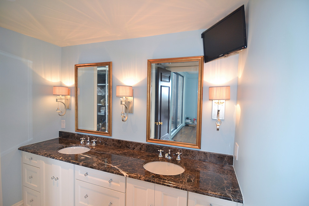 Immagine di una stanza da bagno padronale tradizionale con ante in stile shaker, ante bianche, pareti blu, lavabo sottopiano e top in marmo