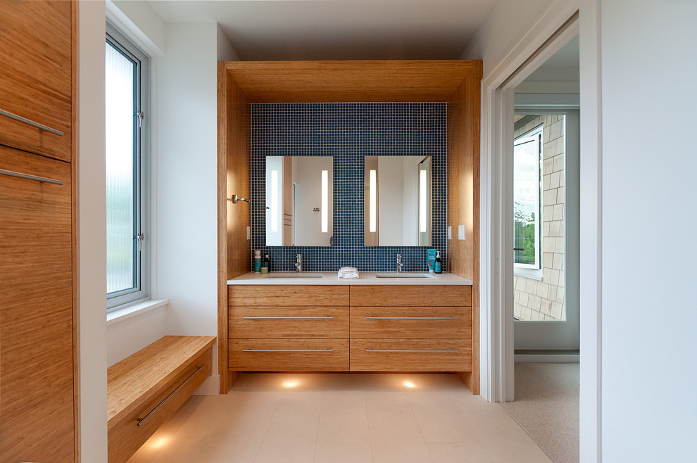 Стильный дизайн: ванная комната в современном стиле с врезной раковиной, плоскими фасадами, фасадами цвета дерева среднего тона, синей плиткой и плиткой мозаикой - последний тренд