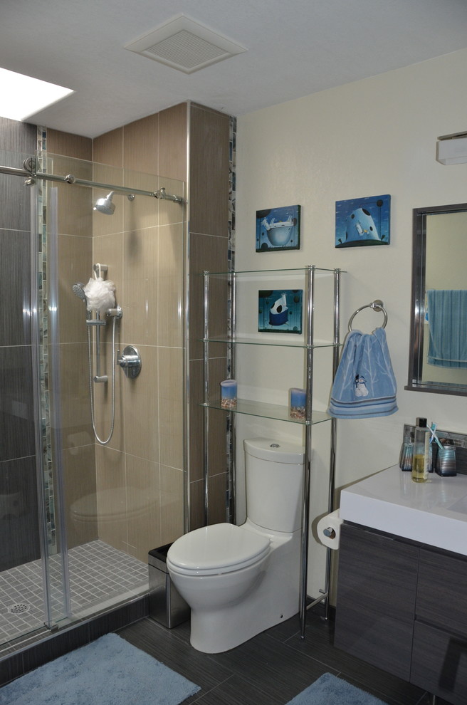 На фото: ванная комната среднего размера в современном стиле с плоскими фасадами, серыми фасадами, душем в нише, бежевой плиткой, керамогранитной плиткой, бежевыми стенами, полом из керамогранита, душевой кабиной, монолитной раковиной, столешницей из кварцита, серым полом и душем с раздвижными дверями с