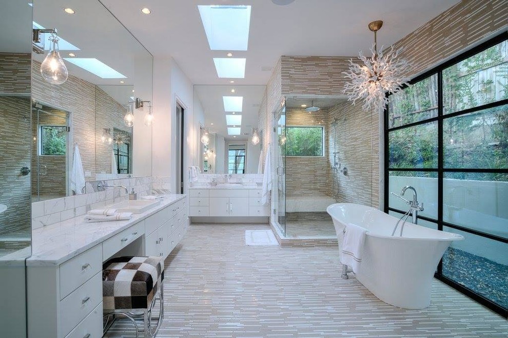 Inspiration för ett stort funkis en-suite badrum, med ett fristående badkar, en hörndusch, brun kakel, släta luckor, vita skåp, marmorbänkskiva och dusch med gångjärnsdörr