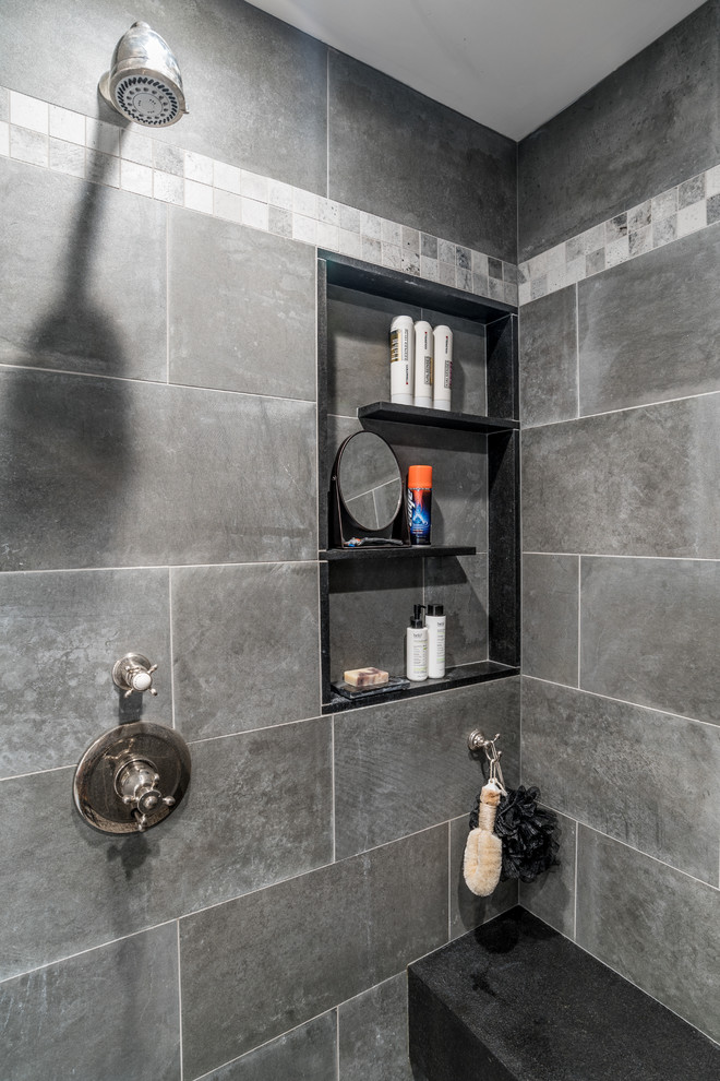 Imagen de cuarto de baño principal rústico grande con ducha abierta, baldosas y/o azulejos grises, baldosas y/o azulejos de cemento, ducha con puerta corredera y bañera con patas