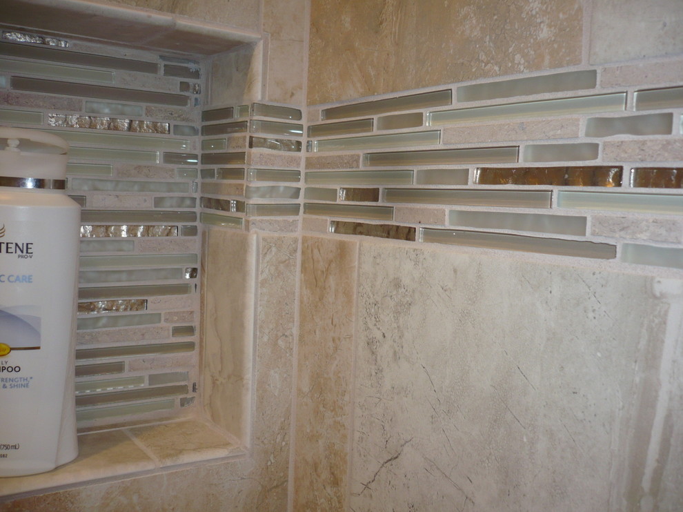 Immagine di una stanza da bagno padronale chic di medie dimensioni con doccia aperta, piastrelle beige, piastrelle di vetro, pareti beige e pavimento con piastrelle in ceramica