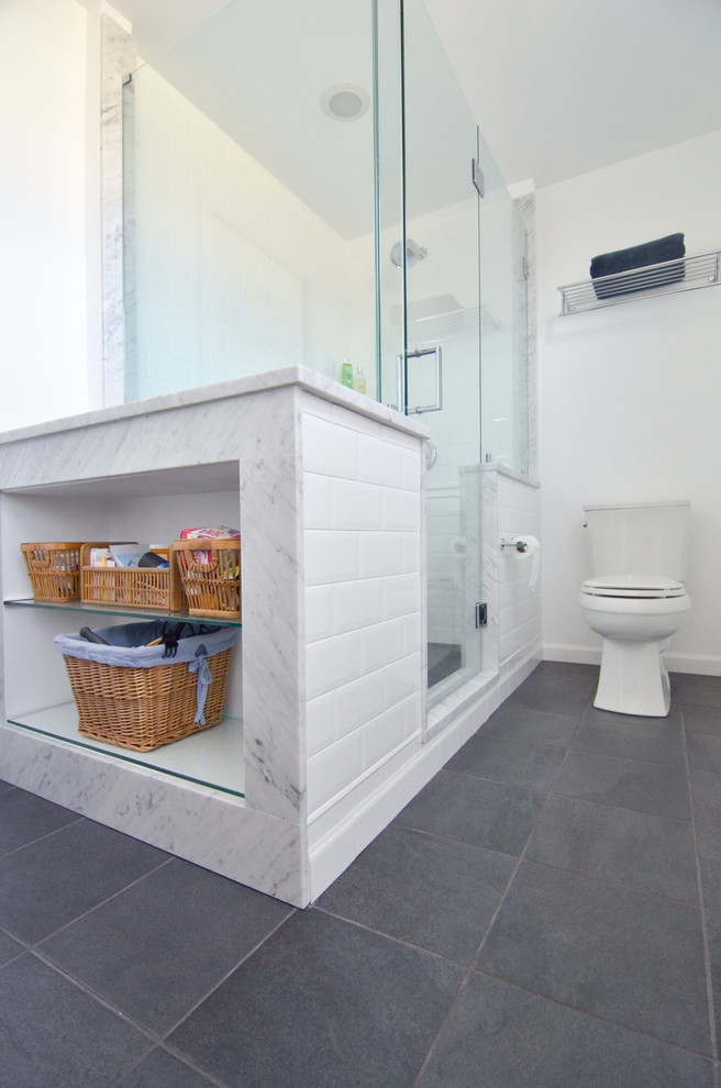 Idee per una grande stanza da bagno padronale minimalista con lavabo sottopiano, ante in stile shaker, ante grigie, top in marmo, piastrelle bianche, piastrelle diamantate, pareti bianche e pavimento con piastrelle in ceramica