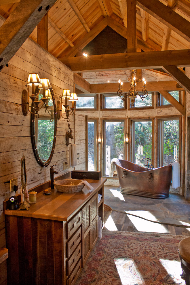 На фото: ванная комната в деревянном доме в стиле рустика с