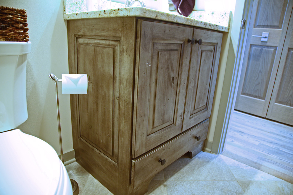 Inredning av ett industriellt litet badrum med dusch, med luckor med upphöjd panel, skåp i slitet trä, granitbänkskiva, en öppen dusch, brun kakel, porslinskakel och travertin golv