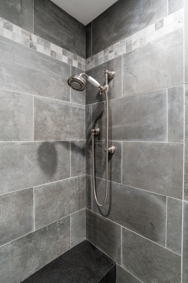 На фото: большая главная ванная комната в стиле рустика с открытым душем, серой плиткой, цементной плиткой, душем с раздвижными дверями и ванной на ножках
