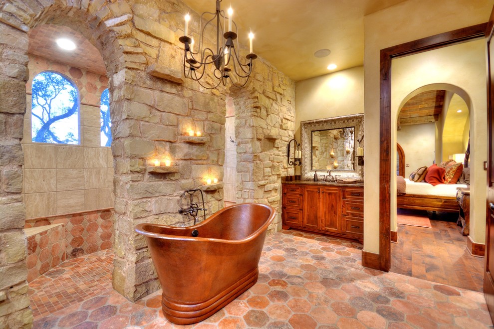 Пример оригинального дизайна: главная ванная комната в стиле рустика с врезной раковиной, плоскими фасадами, фасадами цвета дерева среднего тона, столешницей из гранита, отдельно стоящей ванной и двойным душем