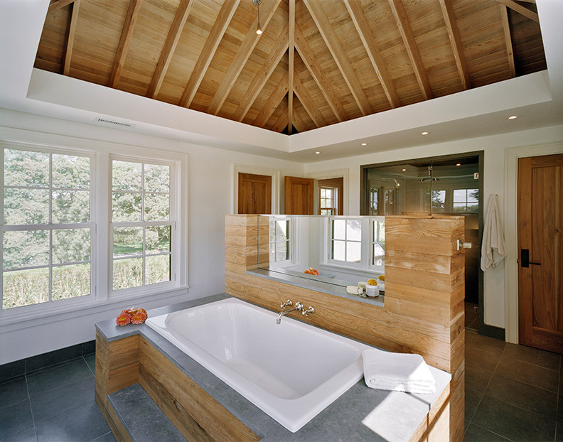 Стильный дизайн: большая главная ванная комната в современном стиле с накладной ванной, душем в нише, белыми стенами, серым полом и душем с распашными дверями - последний тренд