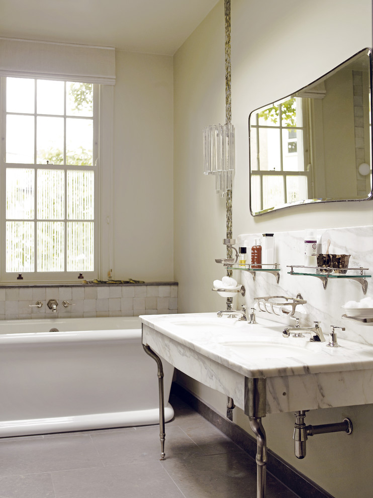 Свежая идея для дизайна: ванная комната в стиле фьюжн с отдельно стоящей ванной и консольной раковиной - отличное фото интерьера