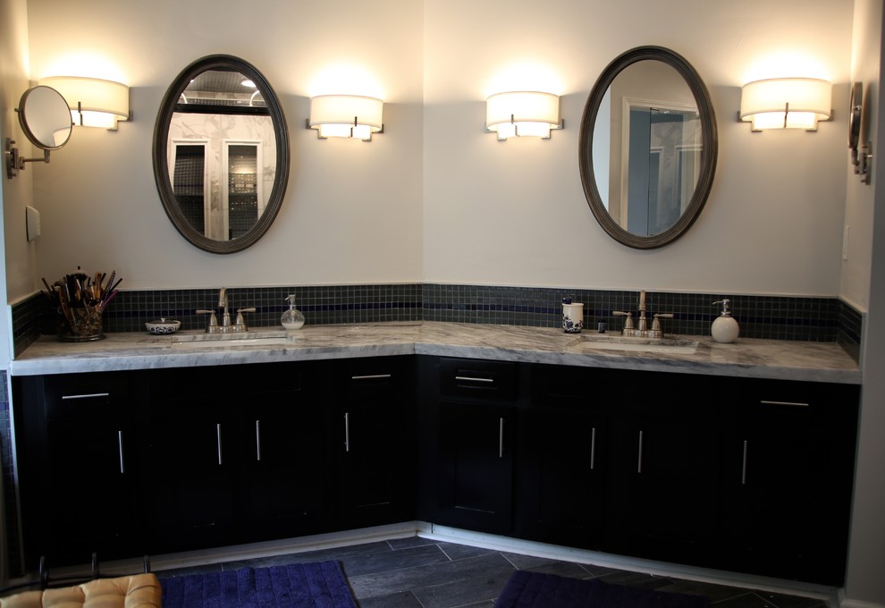 Свежая идея для дизайна: большая главная ванная комната в стиле модернизм с фасадами в стиле шейкер, черными фасадами, ванной в нише, двойным душем, раздельным унитазом, серой плиткой, стеклянной плиткой, серыми стенами, полом из керамогранита, врезной раковиной, мраморной столешницей, серым полом и душем с распашными дверями - отличное фото интерьера