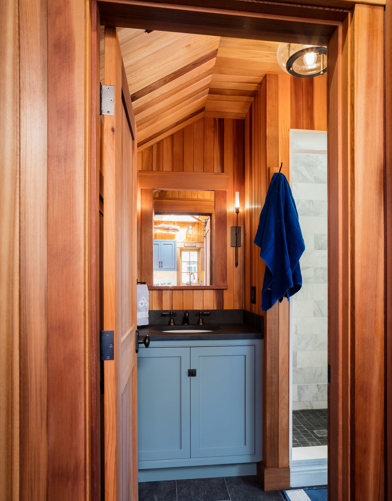 Идея дизайна: ванная комната в стиле рустика с фасадами с декоративным кантом, синими фасадами, душем в нише, коричневыми стенами, душевой кабиной, врезной раковиной и серым полом