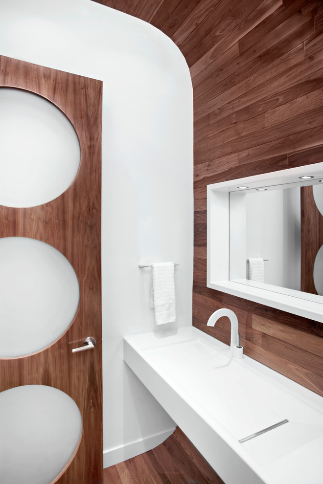 Idéer för ett modernt vit badrum, med ett avlångt handfat