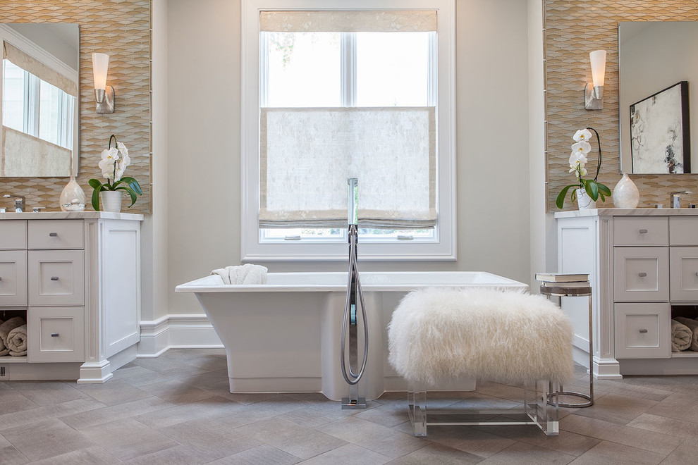 Exempel på ett stort klassiskt vit vitt en-suite badrum, med luckor med infälld panel, vita skåp, ett fristående badkar, en kantlös dusch, beige kakel, porslinskakel, dusch med gångjärnsdörr, en vägghängd toalettstol, grå väggar, klinkergolv i porslin, ett undermonterad handfat och beiget golv
