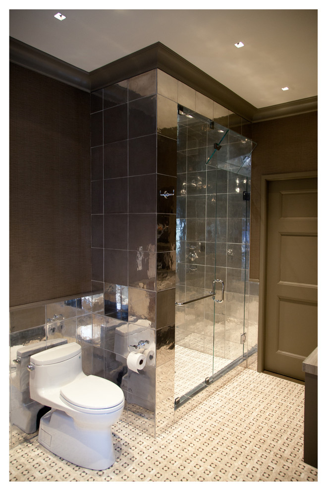 Свежая идея для дизайна: главная ванная комната среднего размера в стиле неоклассика (современная классика) с столешницей из известняка, бежевой плиткой, металлической плиткой и полом из мозаичной плитки - отличное фото интерьера