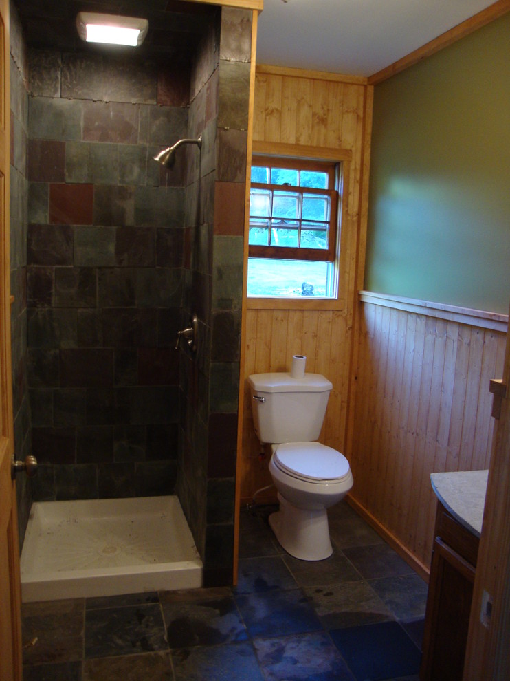 Idées déco pour une douche en alcôve montagne en bois clair avec un lavabo posé, un placard en trompe-l'oeil, un plan de toilette en carrelage, une baignoire posée, WC séparés, un carrelage multicolore et un carrelage de pierre.