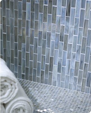 ニューヨークにあるコンテンポラリースタイルのおしゃれな浴室 (シャワー付き浴槽	、青いタイル、ガラスタイル、青い壁、モザイクタイル) の写真