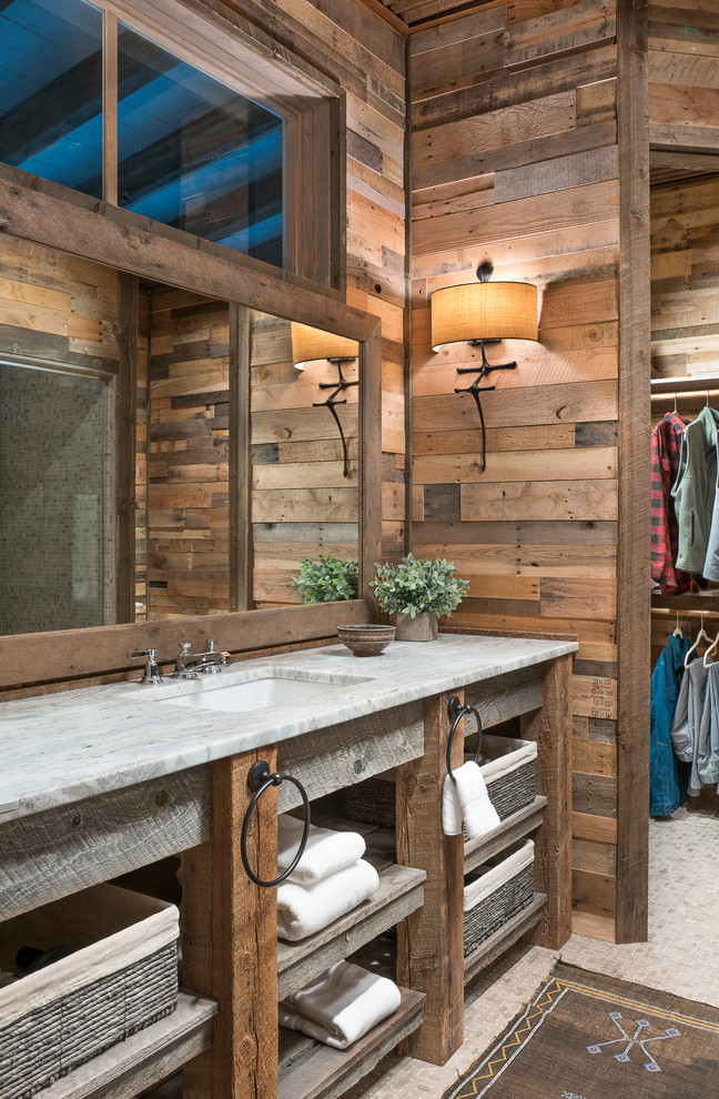 Exemple d'une salle de bain montagne en bois brun avec un mur marron, un placard sans porte, un sol en carrelage de terre cuite, un lavabo encastré, un sol gris et un plan de toilette blanc.