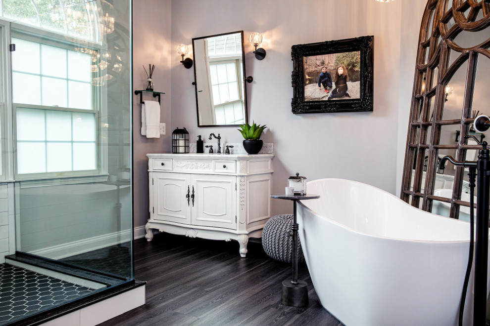 Immagine di una stanza da bagno padronale chic con consolle stile comò, doccia ad angolo, WC monopezzo, porta doccia scorrevole e soffitto a volta