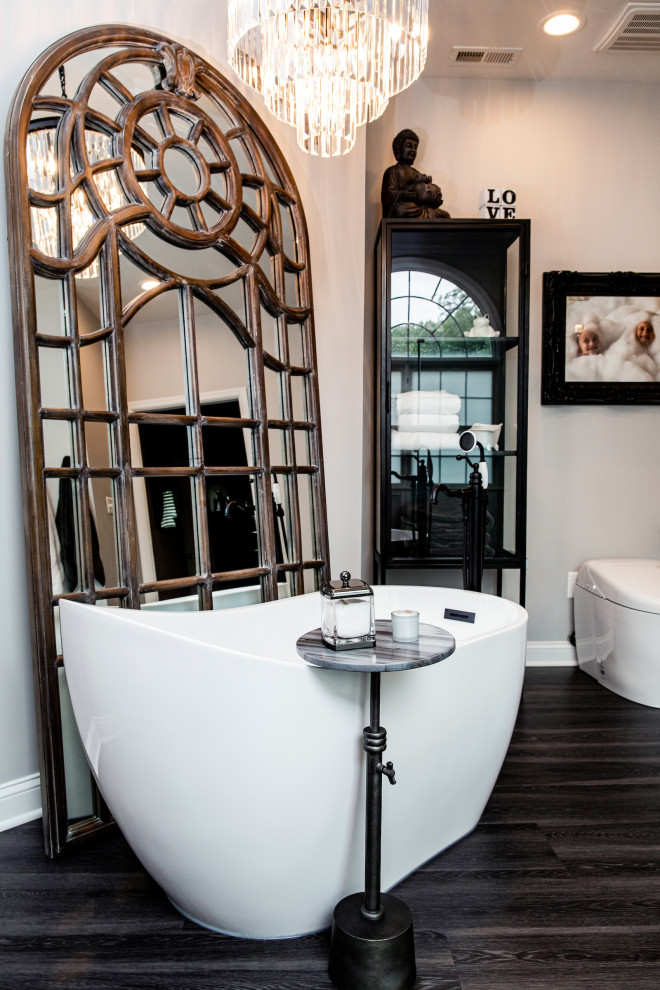 На фото: главная ванная комната в стиле неоклассика (современная классика) с фасадами островного типа, угловым душем, унитазом-моноблоком, душем с раздвижными дверями и сводчатым потолком