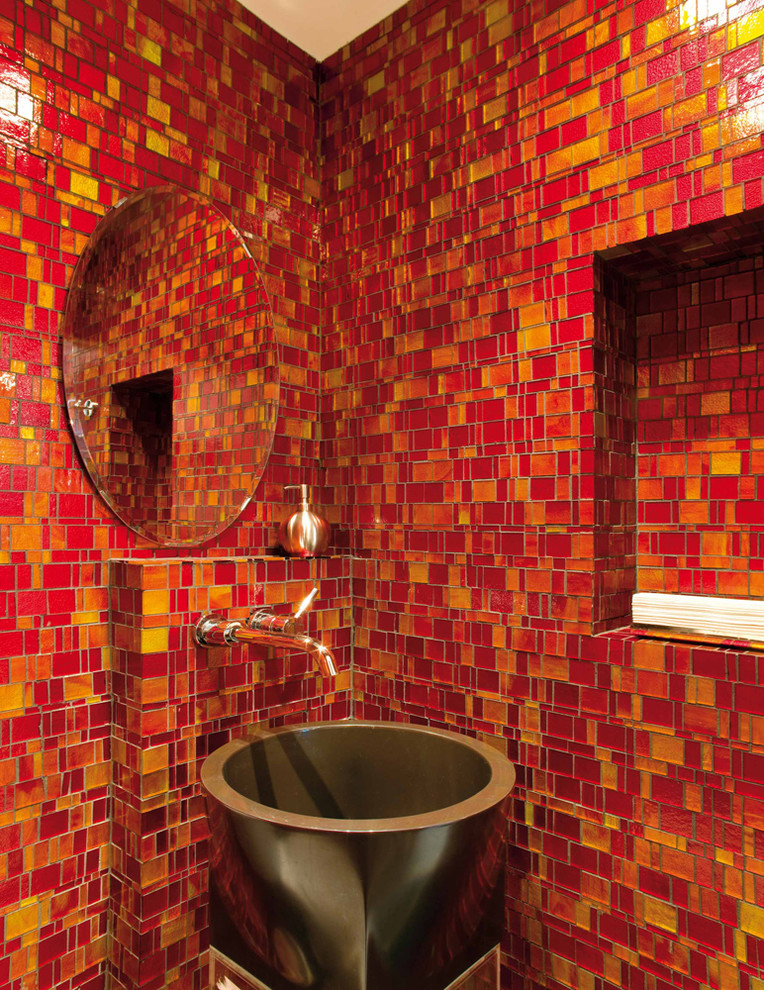 Источник вдохновения для домашнего уюта: маленькая ванная комната в стиле модернизм с раковиной с пьедесталом, красной плиткой, стеклянной плиткой и полом из мозаичной плитки для на участке и в саду