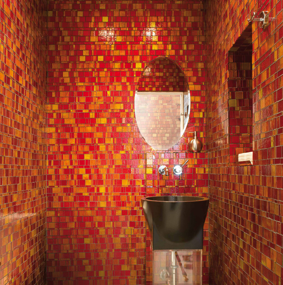 Foto de cuarto de baño moderno pequeño con lavabo con pedestal, baldosas y/o azulejos rojos, baldosas y/o azulejos de vidrio y suelo con mosaicos de baldosas